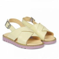 Sandal_with_buckle_closure
