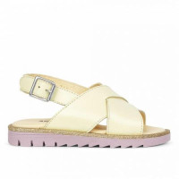Sandal_with_buckle_closure_2